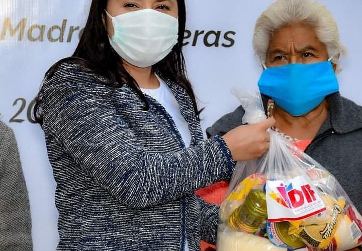Entrega despensas la presidenta del dif de Cuautlancingo, Alejandra Daniel Hernández.