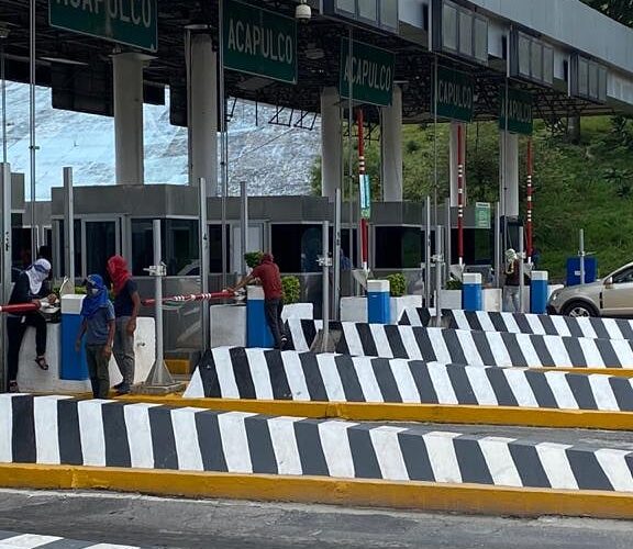 Toman la caseta de palo blanco estudiantes de Ayotzinapa.