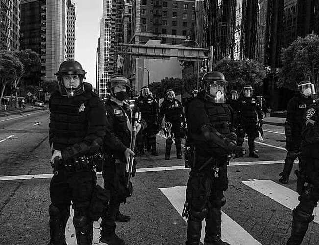 Cesan a 5 policías, captados robando una tienda de abarrotes.