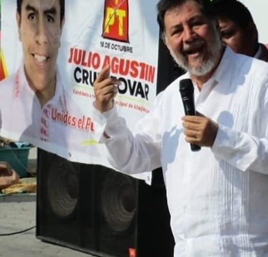 Jitomatean y huevean a Fernández Noroña en Hidalgo.