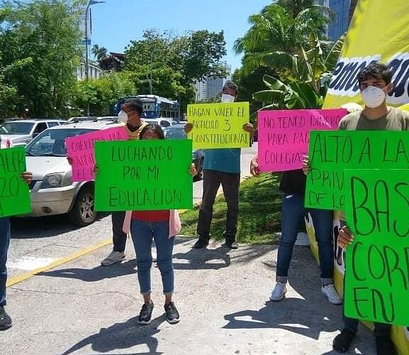 Jóvenes rechazados de la UAGro, piden al rector que no les quiten su sueño de seguir estudiando.