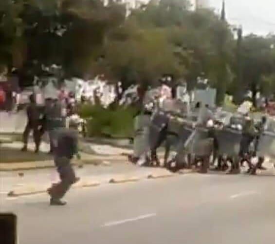 Varios heridos deja un enfrentamiento entre policías y comerciantes del mercado Hidalgo.