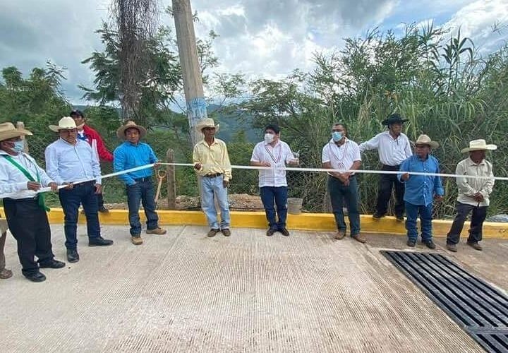 inaugura 2 pavimentaciones de calles el alcalde de Xalpatláhuac, Rosendo Larios.