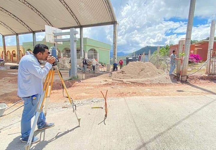 Avanza la pavimentación en la comunidad de la Victoria: Rosendo Larios Rosas.