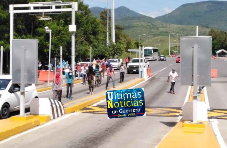 Toman la caseta de palo blanco estudiante de Ayotzinapa.