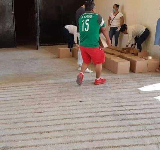 Esconde las despensas el presidente municipal de Chilpancingo, Antonio Gaspar y su esposa.