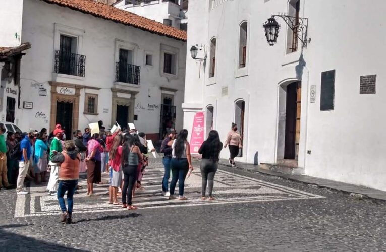Vendedores ambulantes exigen al alcalde Parra Gómez la destitución inmediata del director de reglamentos.