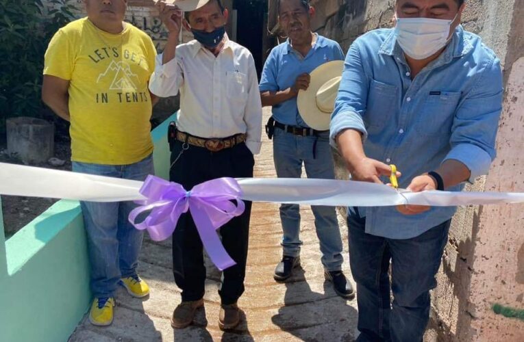 Con un banquete agradecen al alcalde de Xalpatláhuac, Rosendo Larios, una obra del barrio de San Miguel.