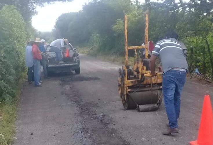 Realiza bacheo emergente, el presidente municipal de Chinantla; Arturo Cruz García.