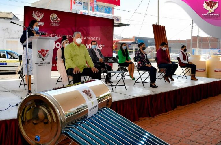 La Presidenta Municipal de #Cuautlancingo, Lupita Daniel Hernández, encabezó la entrega simbólica del programa Mejorando Vidas.