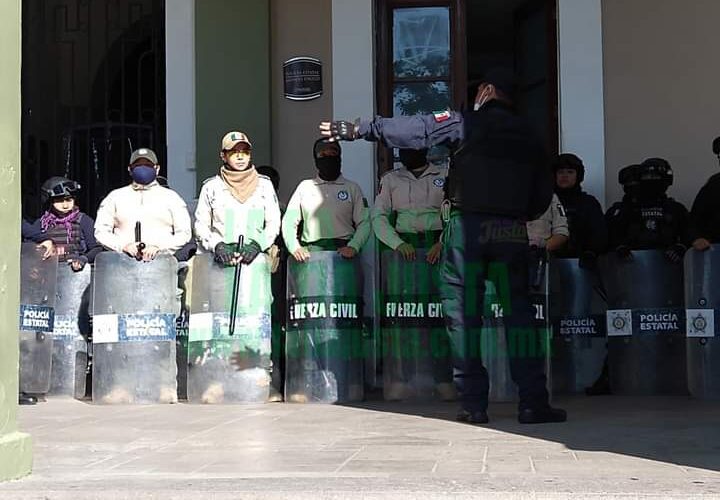 MUJERES POLICĺAS ANTIMOTIMES EN ALERTA POR MARCHA FEMINISTA.