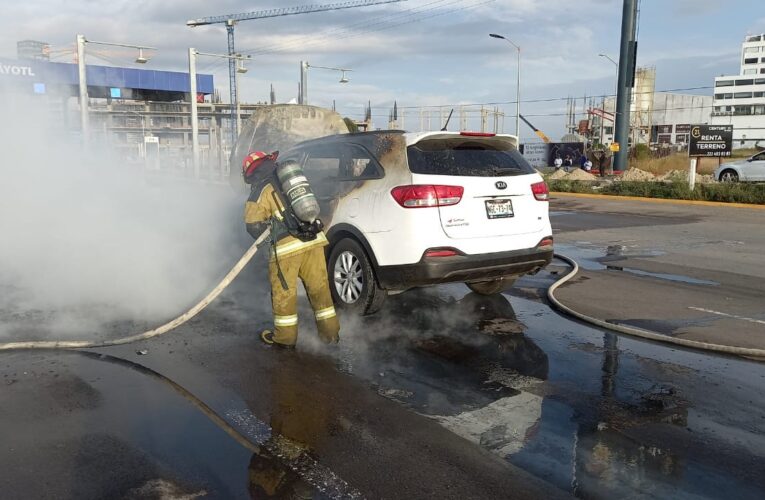 PROTECCIÓN CIVIL DE SAN ANDRÉS, SOFOCA INCENDIO DE VEHÍCULO EN VÍA ATLIXCÁYOTL.