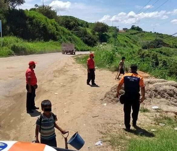 Niños indígenas de Zacualpan pusieron en riesgo su vida, estuvieron a puntos de ser atropellados.