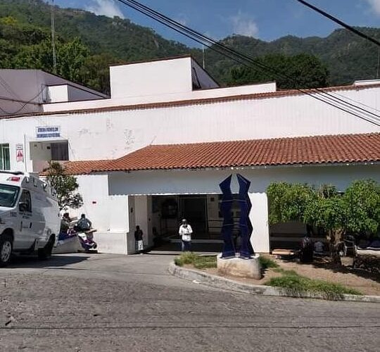 Personal del hospital de Taxco, siguen trabajando infectados con COVID-19.