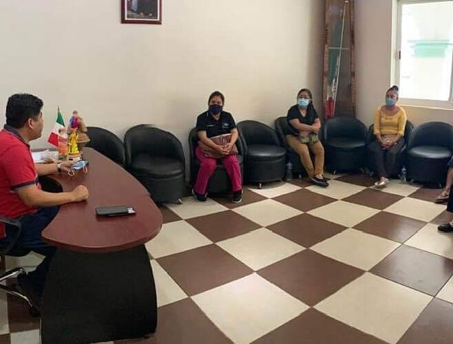 Apoyoma el presidente municipal de Xalpatláhuac; Rosendo Larios Rosas al bachilleres para su contrato de luz eléctrica.