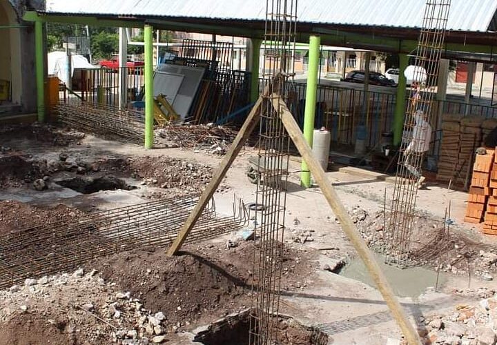 Inicia la construcción de 2 aulas el presidente municipal de #Xochihuehuetlán; Carlos Arriaga Ramos.