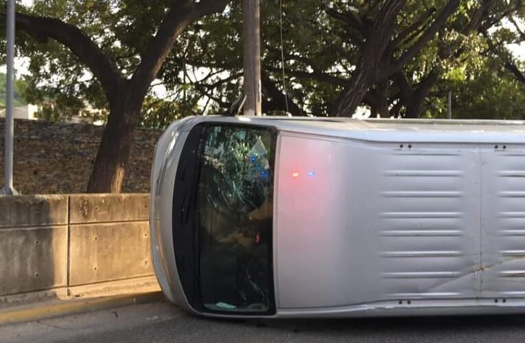 Aparatosa volcadura de una urvan en Zihuatanejo.