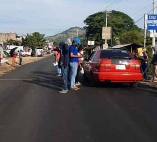 Cetegistas bloquean la carretera Acapulco- Pinotepa exijen nombramientos de maestros.