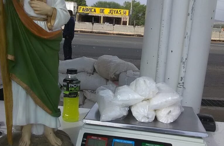 Transportaba kilo y medio de cristal en una imagen religiosa.