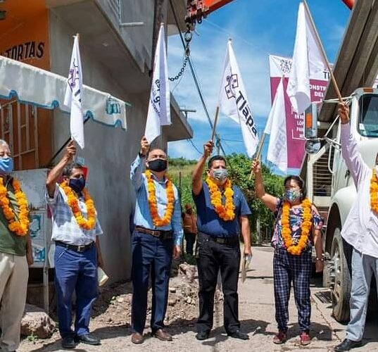 DA EL BANDERAZO DE AMPLIACIÓN DE LA RED DE ENERGÍA ELÉCTRICA EN SAN MIGUEL AXOXUCA; PICHARDO GARCIA.