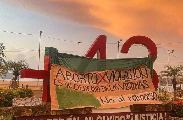 Mujeres feministas piden que se apruebe iniciativa de aborto en el congreso local.