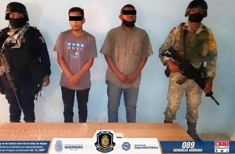 Asegura la Policía Estatal y SEDENA a 2 sujetos con una pistola, presunta droga y un vehículo en Acapulco.