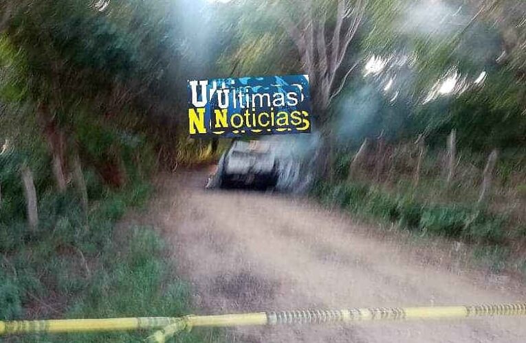 Macabro hallazgo de una camioneta incendiada con una persona en su interior en Azoyu.