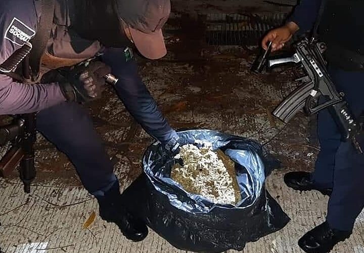 Asegura la policía 5 kilos de presunta mariguana en Puerto Marqués.