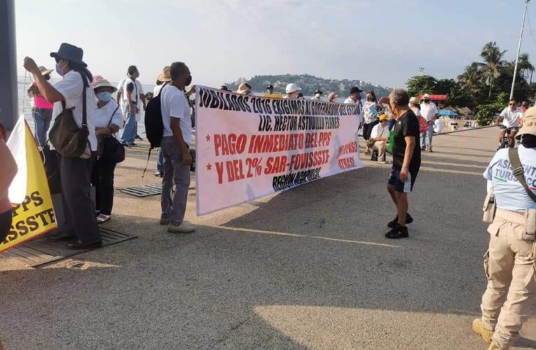 Protestan jubilados en el asta bandera de Acapulco.