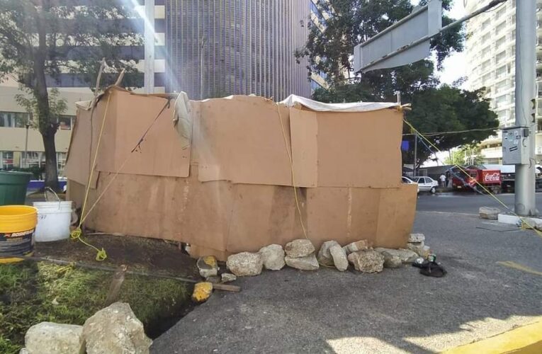 En casas de cartón “viven” los estudiantes la UAGro, rechazados por el rector.