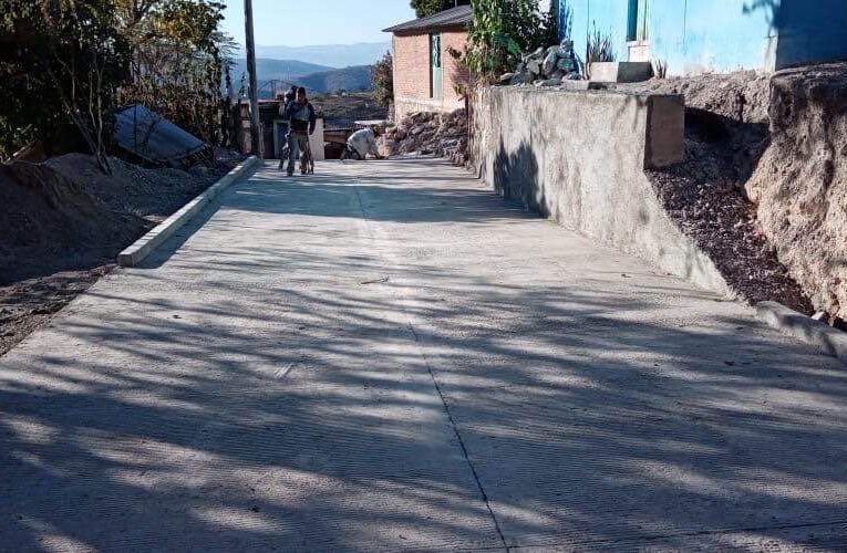 Continúan los trabajos de pavimentación en la comunidad del platanar: Rosendo Larios Rosas.