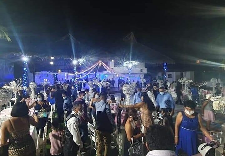 Sorprenden autoridades de Acapulco a 300 jóvenes en fiestas clandestinas de Halloween.