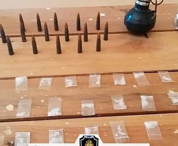 Asegura la policía cartuchos, granada y presunta droga en Acapulco.