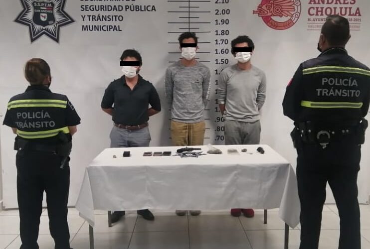CAPTURA LA POLICÍA DE SAN ANDRÉS CHOLULA, A 3 TIPOS CIN PISTOLA Y PRESUNTA DROGA.
