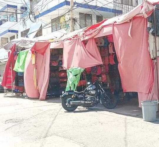 Atacan a balazos a un sujeto en pleno centro en Acapulco.