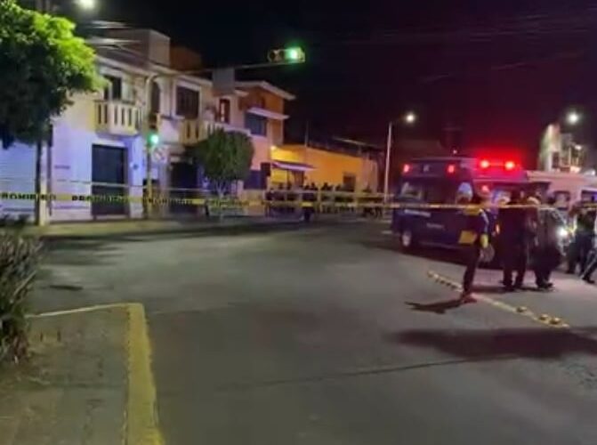 Atacan a balazos en Atlixco a chofer de un vehículo de transporte.