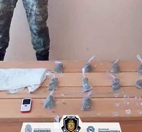 Encuentra la policía y sedena una mochila abandonada con droga en barrio de Acapulco.