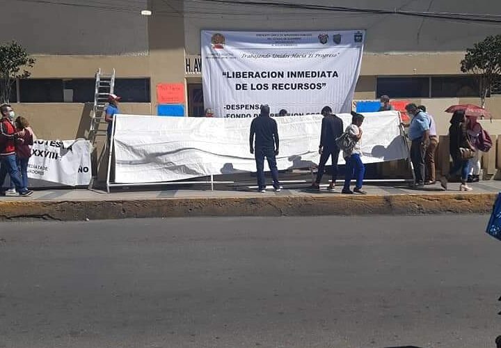 Trabajadores Bloquean el ayuntamiento de Chilpancingo exigen el pago.