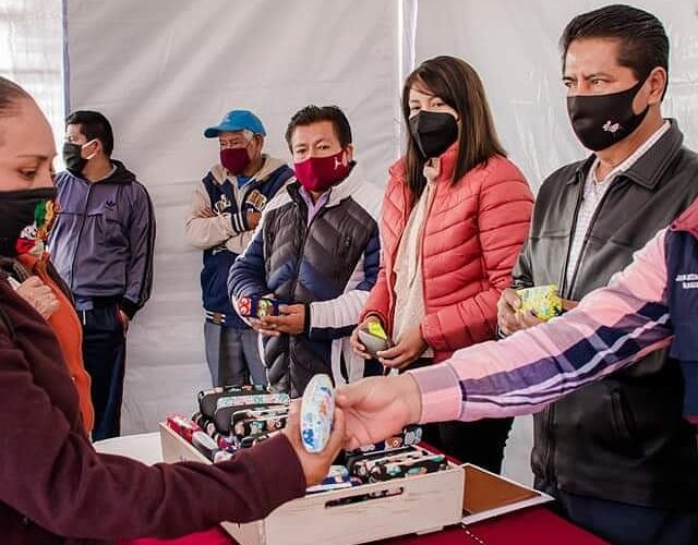 Entrega 150 lentes gratuitos el Ayuntamiento de Cuautlancingo: Lupita Daniel.