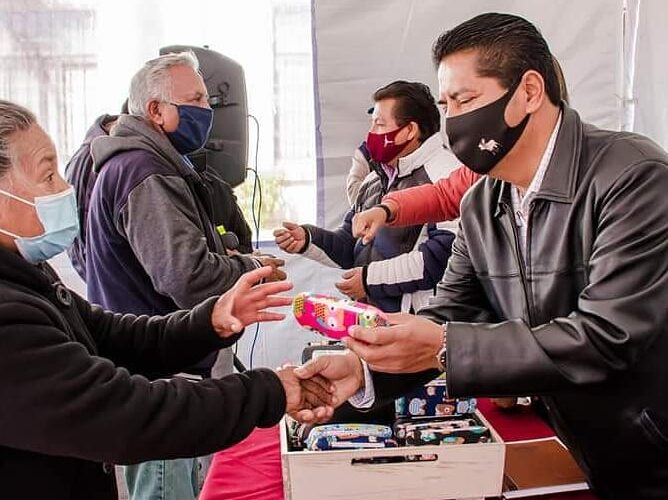 Entrega 150 lentes gratuitos el Ayuntamiento de Cuautlancingo: Lupita Daniel.