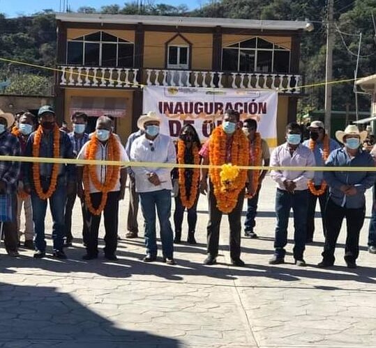 En la comunidad Petatlán, los habitantes de dicha comunidad ya cuentan con Sistema de Agua Potable.