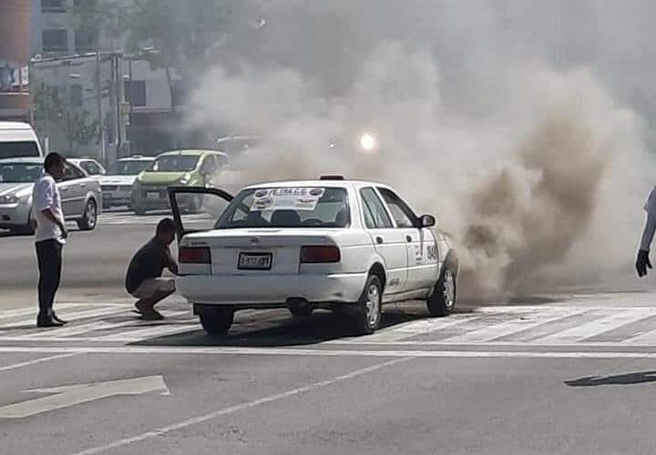 Se incendia un vehículo en plena costera Miguel alemán en Acapulco.