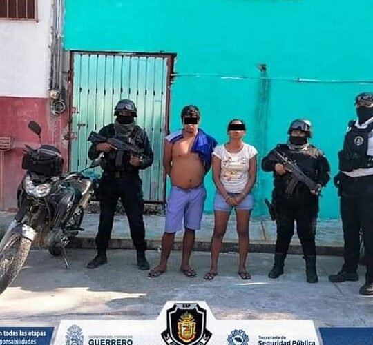Capturan a una pareja de presuntos narcomenudistas en Acapulco.