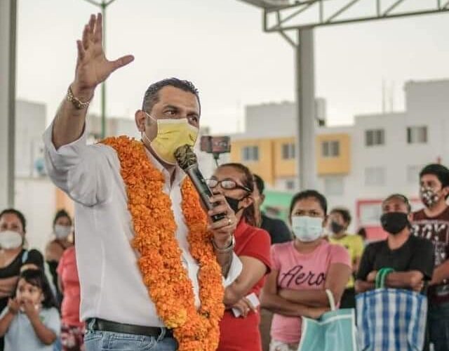 “TE QUEREMOS DE PRESIDENTE DE CHILPANCINGO, NO TE NOS VAYAS A RAJAR”, LE DICEN COLONOS A SERVANDO SALGADO