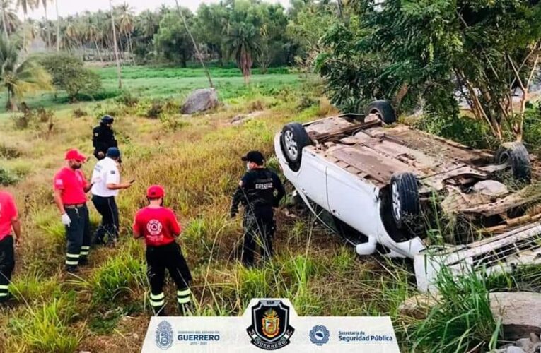 Encuentra la Policía Estatal un vehículo volcado con una pistola en Petatlán.