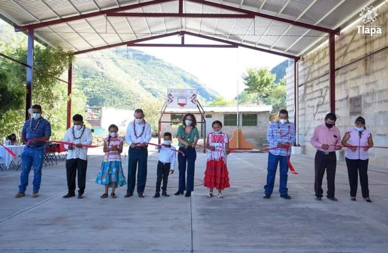 GOBIERNO DE TLAPA INAUGURA TECHADO DE USOS MÚLTIPLES EN LA ESC. PRIM. LEONARDO BRAVO DE LA COL. RENACIMIENTO