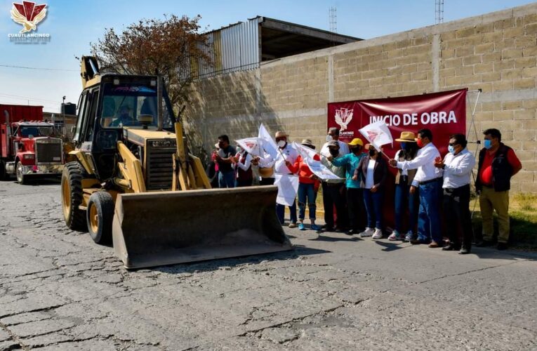 Banderazo de obra de pavimentación da la alcaldesa de Cuautlancingo; Lupita Daniel.