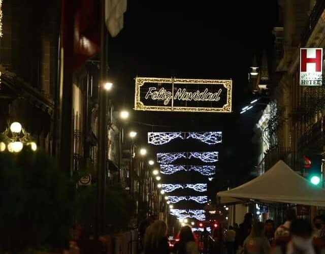 Por el arco del triunfo se pasa las disposiciones contra el coronavirus la alcaldesa de Puebla Claudia Rivera.