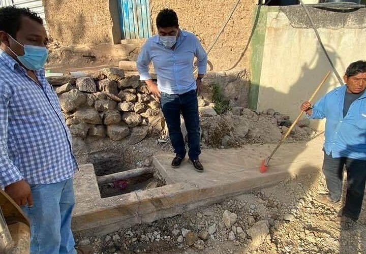 Supervisa los avances de construcción el presidente municipal de xalpatláhuac Rosendo Larios Rosas.