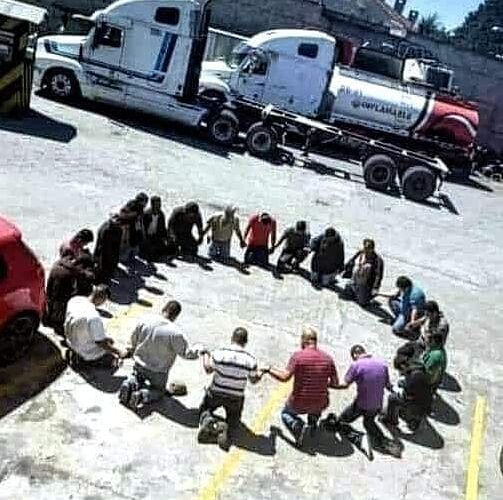 TRABAJADORES DEL SERVICIO PESADO REALIZAN UNA CADENA DE ORACION, “NO SABEN SI VOLVERÁN